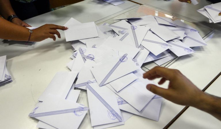Δημοσκόπηση Metron Analysis: Χάνει 2,3 μονάδες η ΝΔ στην πρόθεση ψήφου