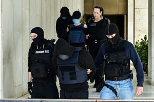 Δολοφονία 27χρονου στον Άγιο Δημήτριο: Στο δικαστήριο τα τρία άτομα που κατηγορούνται για υπόθαλψη εγκληματία