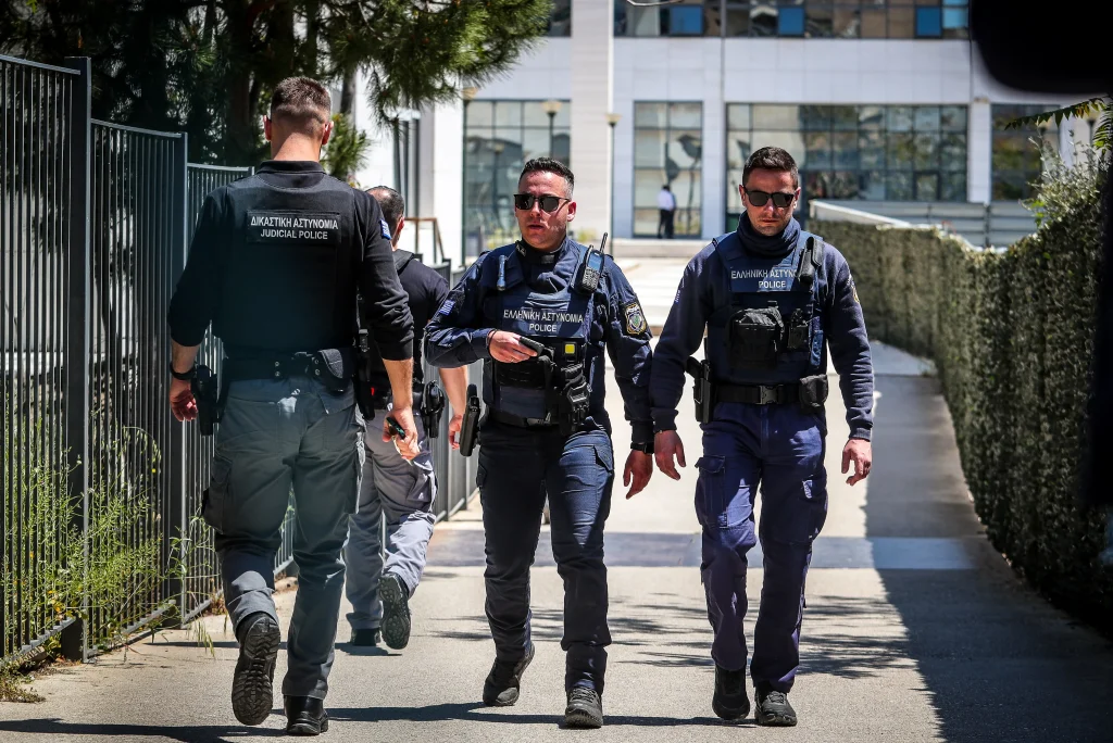 ΕΦΚΑ: Ανθρωποκυνηγητό για τον 89χρονο δράστη- Καρέ-Καρέ η επιχείρηση της ΕΛΑΣ