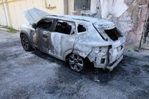 Οι «Κομμάντο Κυριάκος Ξυμητήρης» ανέλαβαν την ευθύνη για τον εμπρησμό στο αυτοκίνητο πραγματογνώμονα των Τεμπών