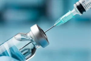 ΕΕ: Εγκρίθηκε το πρώτο εμβόλιο «2 σε 1» για γρίπη και COVID-19 – Ποιοι το κάνουν και τι αλλάζει