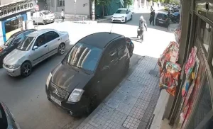 Βίντεο ντοκουμέντο: Με τη καραμπίνα στο χέρι ο 89χρονος φεύγει ατάραχος μετά τους πυροβολισμούς