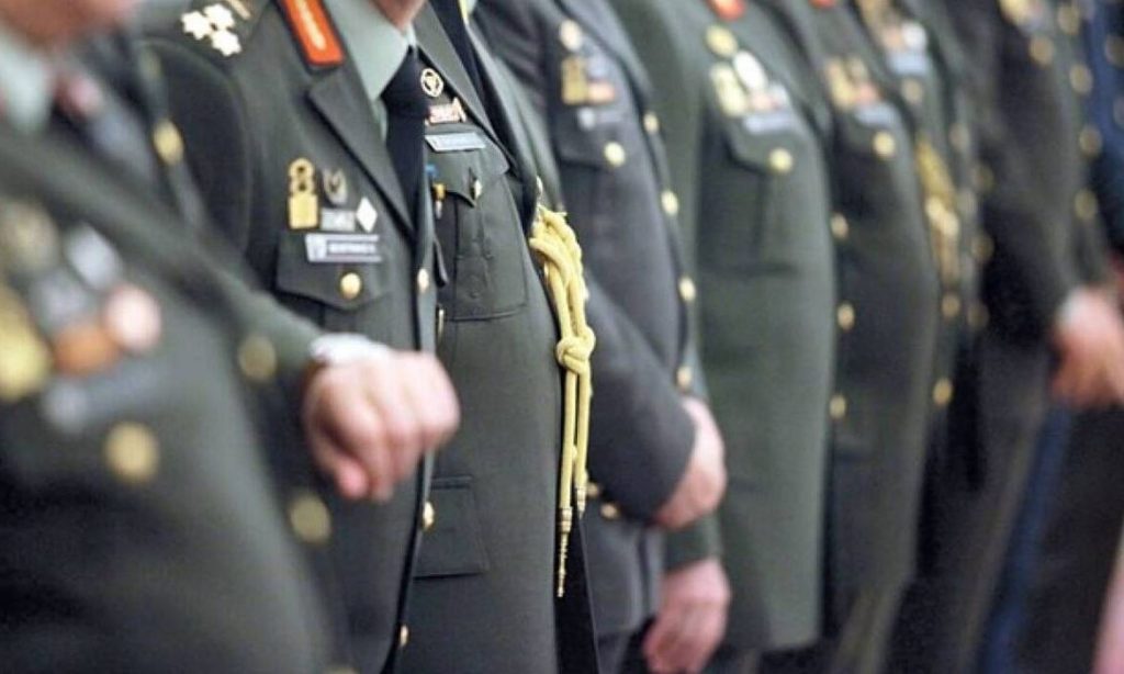 Αυξήσεις και αναδρομικά για 76.000 ένστολους – Τι αλλάζει στους μισθούς