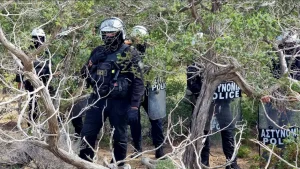 Τι γυρεύουν τα ΜΑΤ στη Γαύδο; – Βίντεο