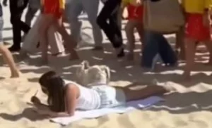 Viral: Λουόμενη αγνοεί Χάρι και Μέγκαν δίπλα της