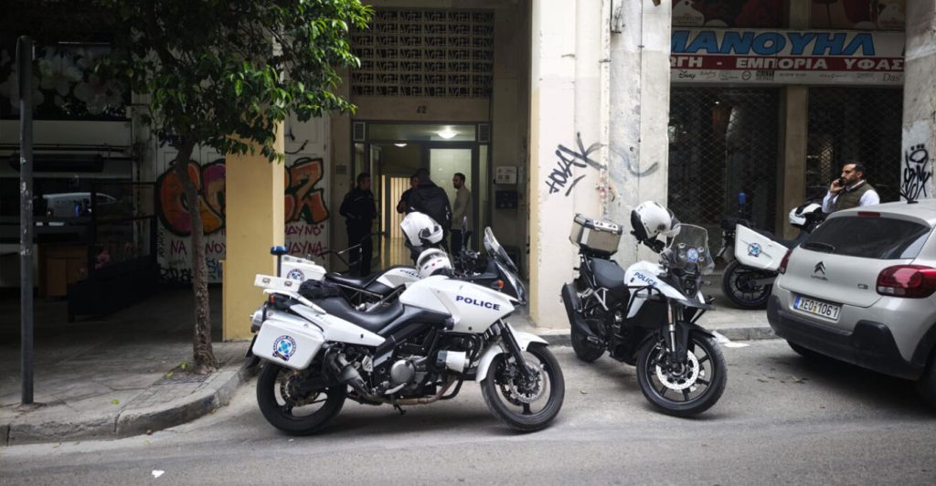 Μυστήριο με τον θάνατο γυναίκας σε ακάλυπτο στο κέντρο της Αθήνας – Προσήχθη άνδρας