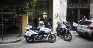 Μυστήριο με τον θάνατο γυναίκας σε ακάλυπτο στο κέντρο της Αθήνας – Προσήχθη άνδρας