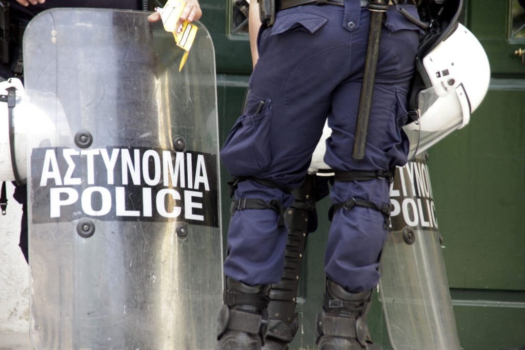 «Τιμωροί παιδόφιλων»: Ξυλοκόπησαν αστυνομικό των ΜΑΤ που συνομιλούσε με ανήλικη!