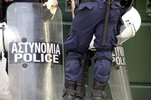 «Τιμωροί παιδόφιλων»: Ξυλοκόπησαν αστυνομικό των ΜΑΤ που συνομιλούσε με ανήλικη!