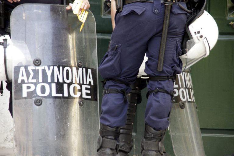 «Τιμωροί παιδόφιλων»: Ξυλοκόπησαν αστυνομικό των ΜΑΤ που συνομιλούσε με ανήλικη!