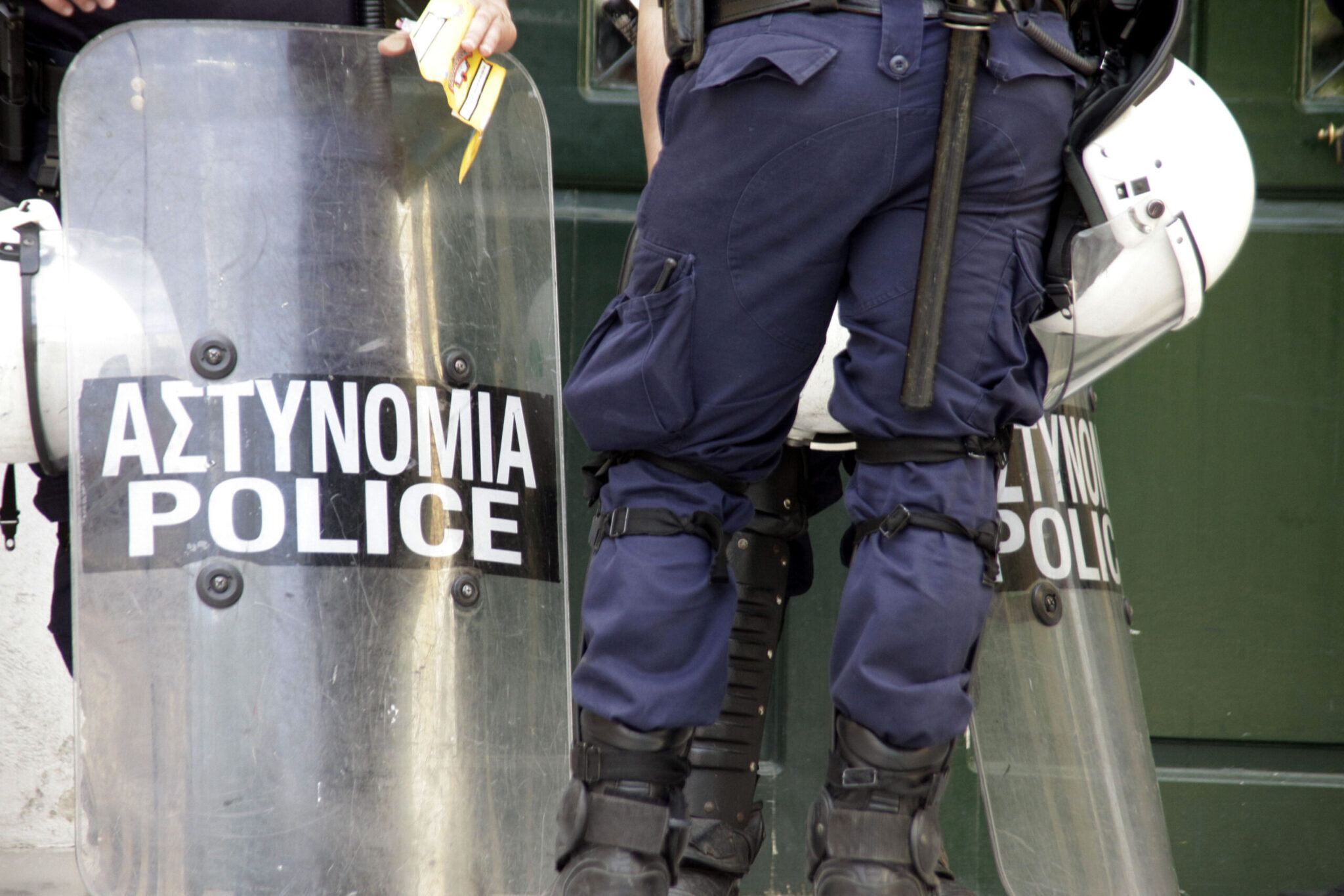 «Τιμωροί παιδόφιλων»: Ξυλοκόπησαν αστυνομικό των ΜΑΤ που συνομιλούσε με ανήλικη!