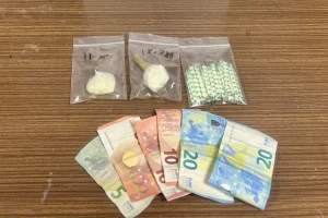 Καλλιθέα: Καθηγήτρια και ανήλικος μαθητής συνελήφθησαν για ναρκωτικά