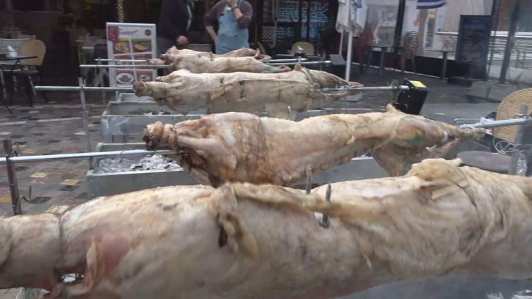 Στήθηκαν σούβλες με αρνιά και κοκορέτσια στην πλατεία στο Μοναστηράκι!