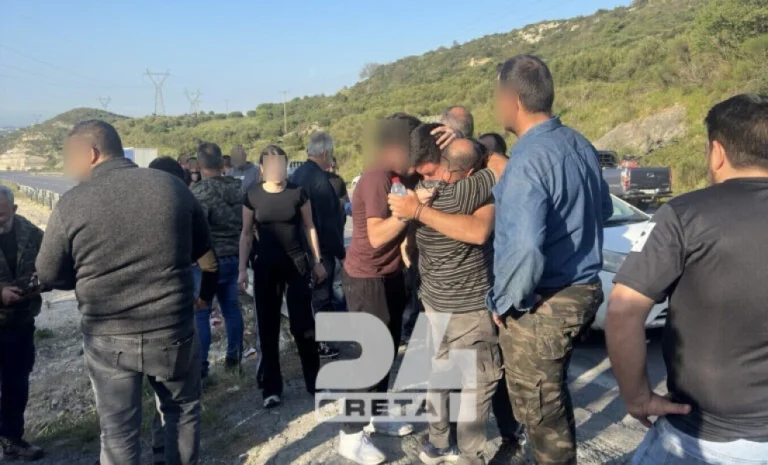 Σπαρακτικές στιγμές στο σημείο που βρέθηκε η 43χρονη: Λύγισαν τα παιδιά της
