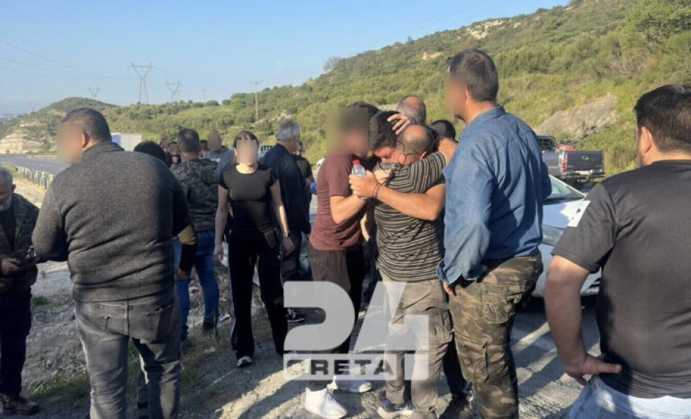 Σπαρακτικές στιγμές στο σημείο που βρέθηκε η 43χρονη: Λύγισαν τα παιδιά της