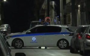 Νέος Κόσμος: Παραδόθηκε ο 55χρονος που είχε ταμπουρωθεί με όπλο στο σπίτι της μητέρας του