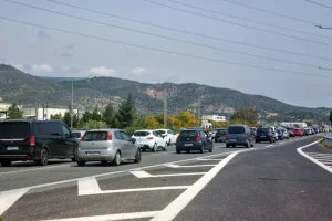 Επιστροφή εκδρομέων: «Κόκκινο» στην Αθηνών–Κορίνθου – Ουρές χιλιομέτρων στα διόδια