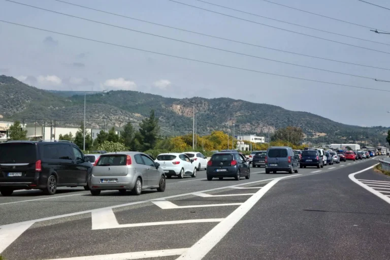 Επιστροφή εκδρομέων: «Κόκκινο» στην Αθηνών–Κορίνθου – Ουρές χιλιομέτρων στα διόδια