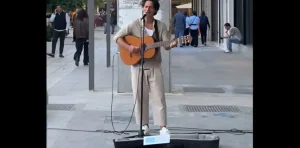 Δεν το περίμενε κανείς: Ο Πάνος Βλάχος live στην Ερμού – ΒΙΝΤΕΟ