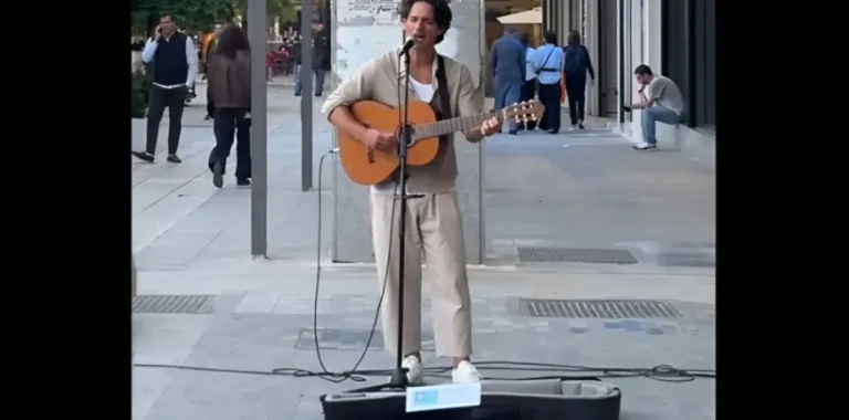 Δεν το περίμενε κανείς: Ο Πάνος Βλάχος live στην Ερμού – ΒΙΝΤΕΟ