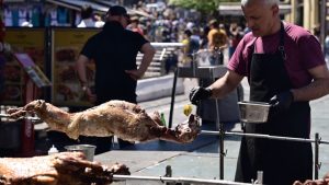 Πάσχα με ακριβότερο οβελία: Στερεύουν τα ελληνικά αρνιά και ανοίγει η ψαλίδα τιμών