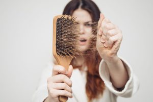 Γιατί πέφτουν τα μαλλιά: Τι κρύβεται πίσω από την τριχόπτωση και πότε πρέπει να ανησυχήσετε
