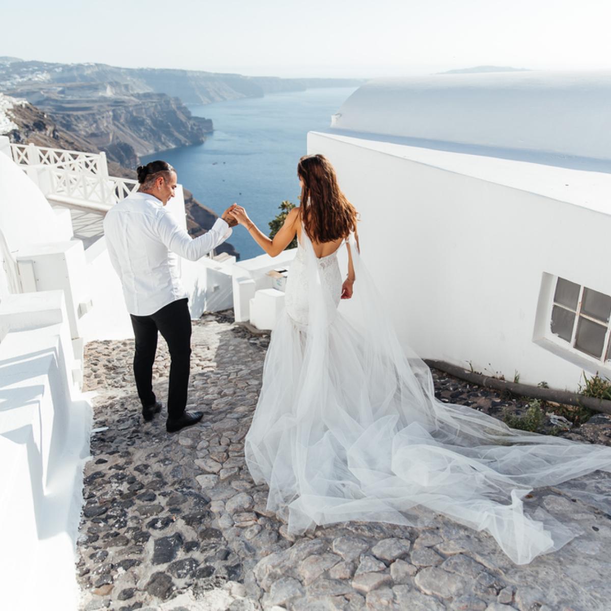 Γάμοι-υπερπαραγωγές που «γεμίζουν» την οικονομία – Πόσα δίνουν οι τουρίστες για να παντρευτούν στην Ελλάδα