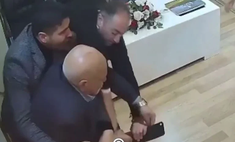 Σοκ στην Τουρκία: Η στιγμή που ηλικιωμένος χτυπά υπάλληλο με μπαλτά στο κεφάλι