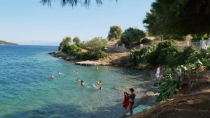 Ποιο είναι το μοναδικό κατοικημένο νησί του Κορινθιακού- Πως θα το επισκεφτείς