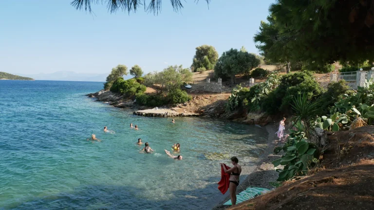 Ποιο είναι το μοναδικό κατοικημένο νησί του Κορινθιακού- Πως θα το επισκεφτείς