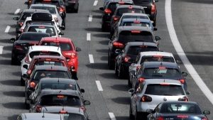 Σε εξέλιξη η έξοδος των εκδρομέων του Πάσχα – Αυξημένη η κίνηση στις εξόδους της Αττικής