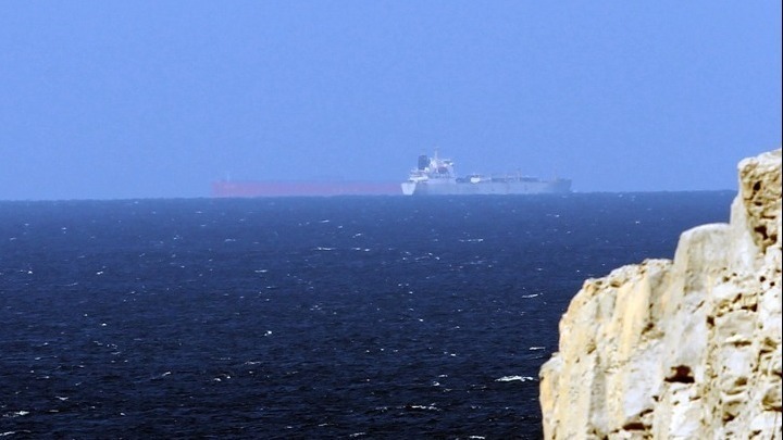 Στενά Ορμούζ: Στον «πάγο» οι διελεύσεις