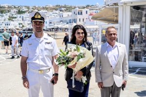 Η Κίμπερλι Γκίλφοϊλ απολαμβάνει διακοπές στη Μύκονο