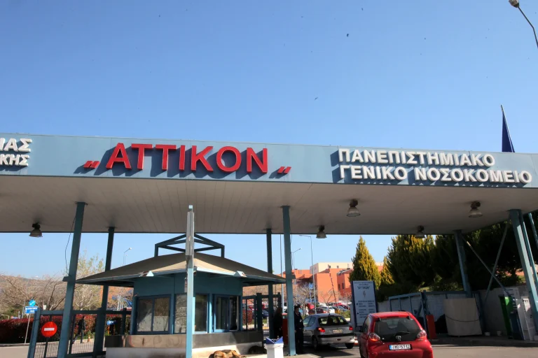 Σε ειδικό θάλαμο καραντίνας στο «Αττικόν» ο Έλληνας επιβάτης του MV Hondius μετά τον επαναπατρισμό