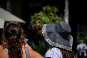 Καπέλα και τριχόπτωση: Γιατί οι ειδικοί τα θεωρούν απαραίτητα το καλοκαίρι