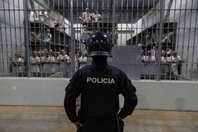 Μέσα στη μεγαλύτερη και πιο σκληρή φυλακή του κόσμου – Εκεί όπου τα φώτα δεν σβήνουν ποτέ