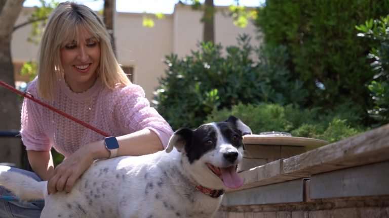 Pet Stories: Η Βασιλική Ρούσσου, η Τίτη και ο σκύλος θεραπείας που αλλάζει ζωές