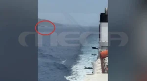 Χαμηλές πτήσεις ελικοπτέρου δίπλα σε πλοίο προκαλούν αντιδράσεις