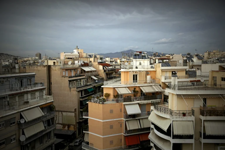 Νέο «Ανακαινίζω»: Οι κατοικίες που θα πάρουν έως 36.000 ευρώ