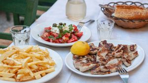 Οι τιμές ανεβαίνουν, οι παρέες κόβουν τις εξόδους – Ταβέρνα και κατοστάρικο!