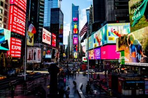 Times Square: Έλληνες χόρεψαν πεντοζάλι και «τρέλαναν» τη Νέα Υόρκη