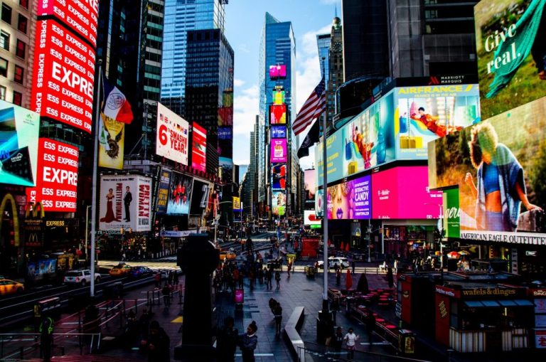 Times Square: Έλληνες χόρεψαν πεντοζάλι και «τρέλαναν» τη Νέα Υόρκη
