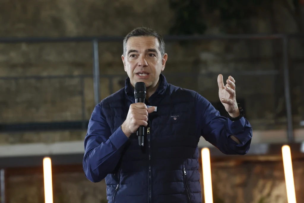 Τσίπρας για Πανελλαδικές: «Τα όνειρά σας δεν χωρούν στην κόλλα των εξετάσεων»