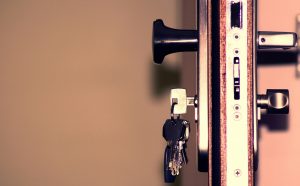 Γιατί δεν πρέπει να αφήνετε ποτέ το κλειδί πάνω στην πόρτα τη νύχτα