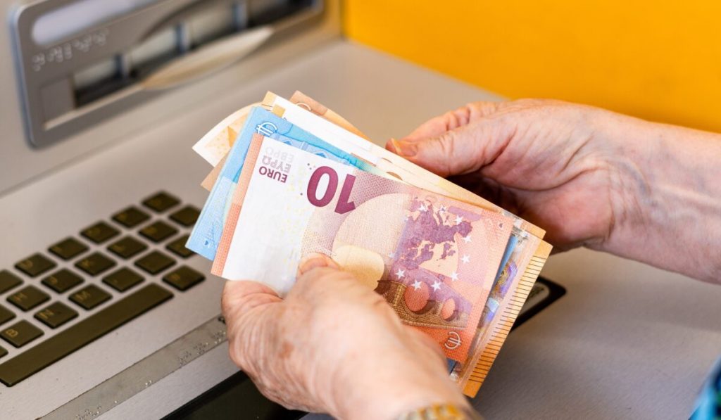 Ακατάσχετος λογαριασμός: Αυξάνεται στα 1.600 ευρώ το όριο