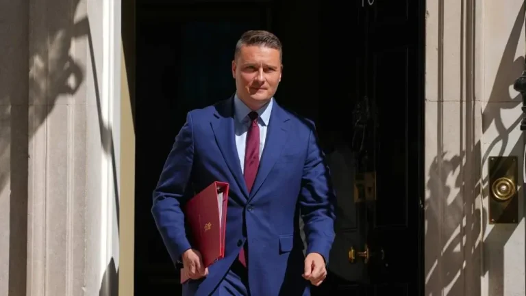 Βρετανία: Παραιτήθηκε ο υπουργός Υγείας – Φήμες για διεκδίκηση της πρωθυπουργίας