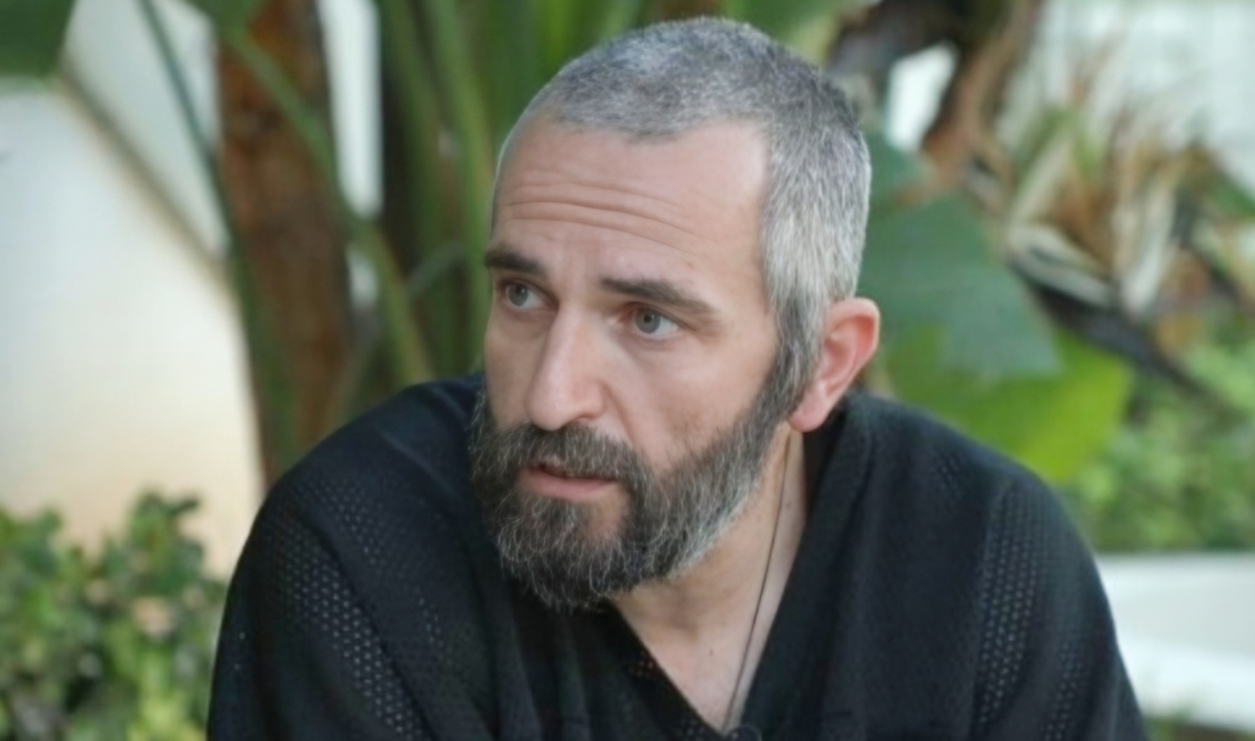 Αγνώριστος ο Άρης Σερβετάλης στο Άγιο Όρος – Η τεράστια αλλαγή στην εμφάνισή του