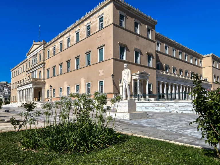 Έρχεται πολιτικός «καύσωνας» στη Βουλή – Οι 3 φάκελοι που ανεβάζουν το θερμόμετρο