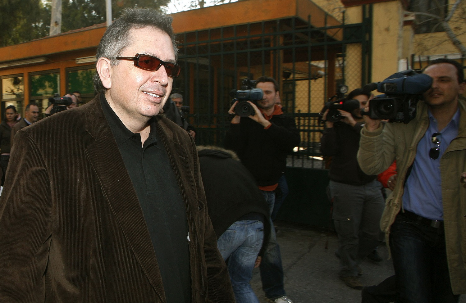 Όταν οι «Ρηγάδες» μπούκαραν στην «Ελευθεροτυπία» και γιαούρτωσαν τον Θέμο Αναστασιάδη
