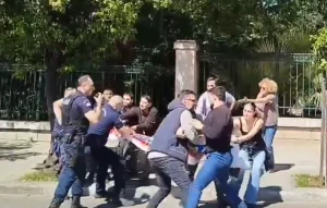 «Δεν θα περάσει το άρθρο 16» – Ένταση έξω από το Μαξίμου
